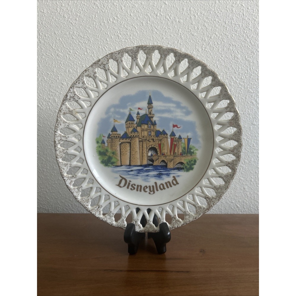 Disneyland Walt Disney Productions Japan Reticulated Vintage Souvenir Plate‎